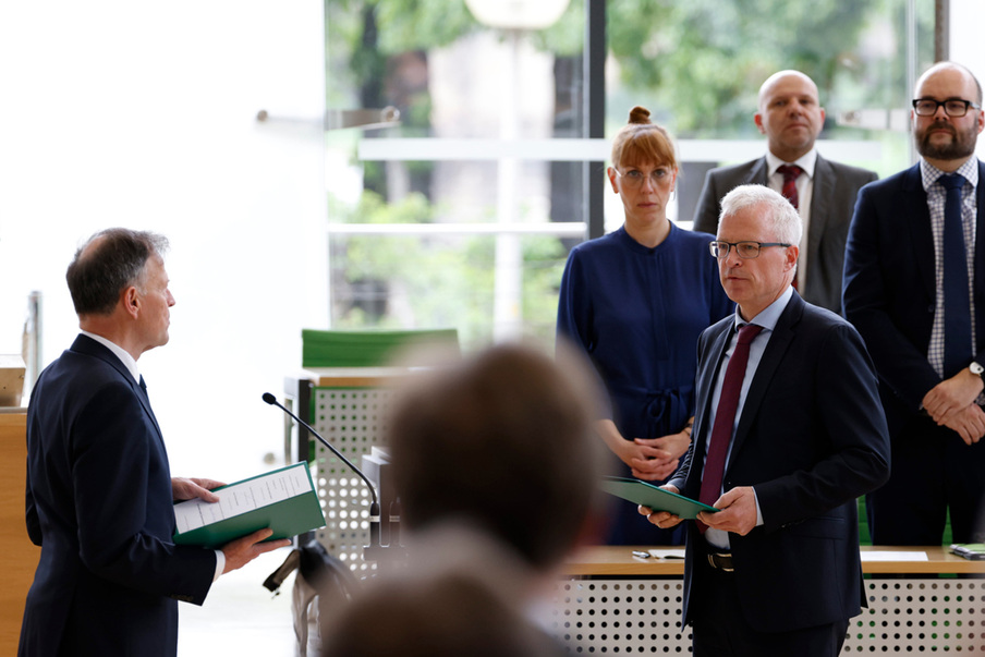 Landtagspräsident Dr. Matthias Rößler veredigt Till Oliver Rothfuß.