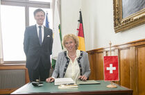 Grossratspräsidentin Béatrice Struchen trug sich auf Bitte von Landtagspräsident Dr. Matthias Rößler in das Gästebuch des Sächsischen Landtags ein.