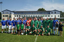 Mannschaftsfoto des FC Landtag zusammen mit der Auswahl der Leipziger Stadtholding