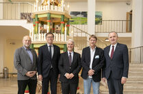 Gruppenild mit Landtagspräsident Dr. Rößler und Umweltminister Thomas Schmidt vor der Pyramide
