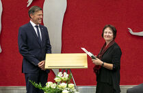 Preisträgerin Prof. Dr. Rosemarie Pohlack freut sich über die Auszeichnung durch den Landtagspräsidenten 