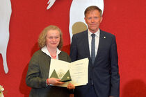 Preisträgerin Sabine Schubert mit Landtagspräsident Dr. Matthias Rößler und der Medaille