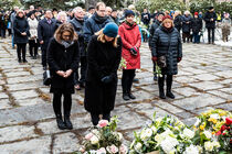 Hanka Kliese, Abgeordnete der SPD-Fraktion, verbeugt sich vor den Kränzen und gedenkt der Opfer.