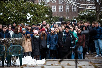 Schülerinnen und Schüler aus Chemnitz verfolgen die Gedenkveranstaltung.
