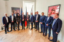 Gruppenbild der Delegation des Wirtschaftsausschusses mit dem tschechischen Industrie- und Handelsminister Jozef Sikela.