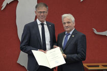 Landtagspräsident Dr. Matthias Rößler mit Preisträger Holger Thierfeld sowie Medaille und Urkunde.