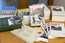 Verschiedene Bücher zum 17. Juni 1953 liegen auf einem Tisch.