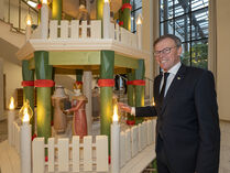 Landtagspräsident Dr. Matthias Rößler mit der Weihnachtspyramide im Landtag.