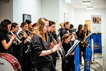 Die Kinder und Jugendlichen des Nachwuchsorchesters New Generation musizieren im Landtag.