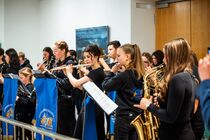 Das Nachwuchsorchester New Generation Oederan spielt ein Weihnachtskonzert im Sächsischen Landtag.