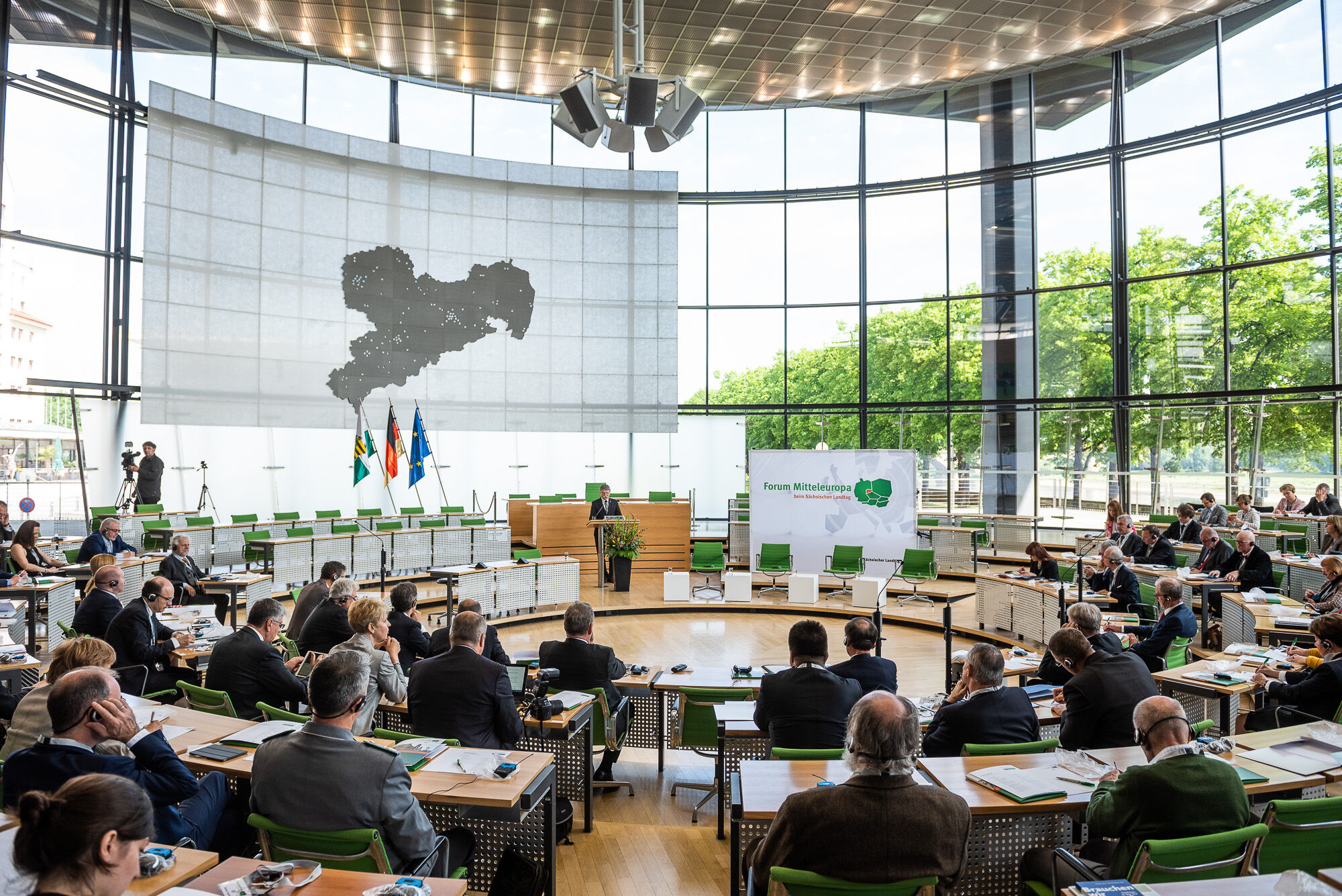 Teilnehmer der Konferenz des Forum Mitteleuropa 2019 im Plenarsaal verfolgen eine Podiumsdiskussion.