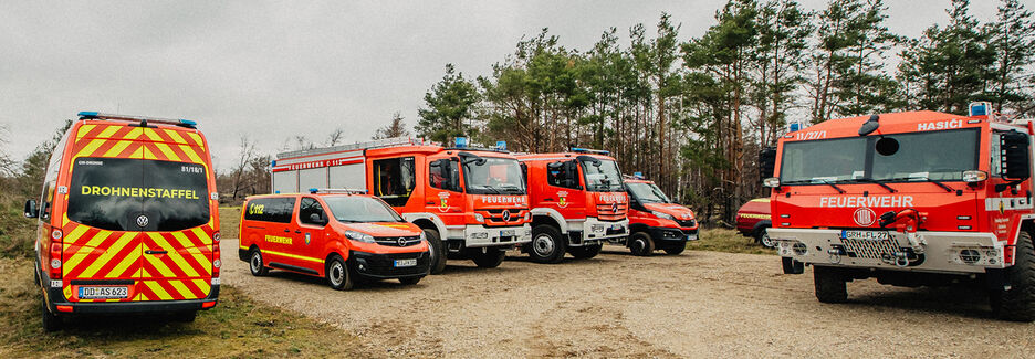 Viele Einsatzfahrzeuge nebeneinander in der Gohrischheide