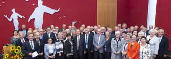 Gruppenbild von Mitgliedern der VeMdL aim Großen Saal des Ständehauses