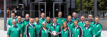 Mannschaftsfoto des FC Landtag vor dem Neubau mit Landtagspräsident Dr. Matthias Rößler (und Fußball)