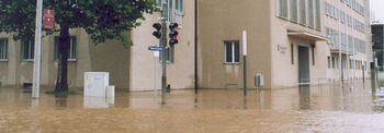 Der Altbaueingang von außen zur Hochwasser Katastrophe 2002.