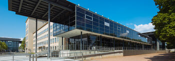 Das Gebäude des Landtag Neubaus im Vordergrund, im Hintergrund der Altbau.