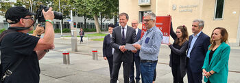 Übergabe einer Petition auf dem Landtagsvorplatz an Landtagspräsident Dr. Matthias Rößler und  Abgeordnete, die von einem Fotgrafen dokumentiert wird.