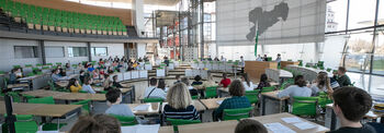 Im Plenarsaal sitzen Schülerinnen und Schüler auf den Plätzen der Abgeordneten.