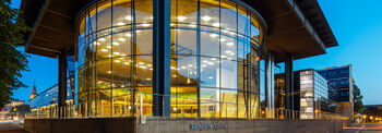 Gebäudefassade aus Glas mit Einblick in den Plenarsaal des Sächsischen Landtags
