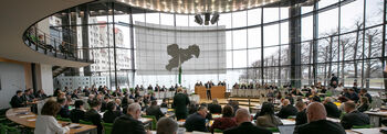 Blick vom Eingang in den Penarsaal über die Abgeordnetenreihen.