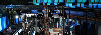Im Plenarsaal des Landtags ist ein Fernsehstudio mit Traversen, Lampen und Kameras aufgebaut.