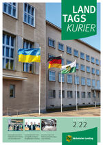Landtagskurier, Ausgabe 1/22, Titel: Flaggen (Ukraine, Deutschland, Sachsen) vor dem Landtag