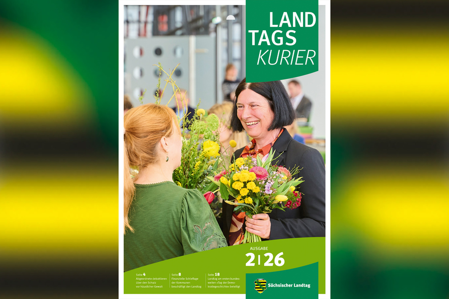 Franziska Schubert gratuliert mit einem Blumenstrauß Dr. Nancy Aris zur Wiederwahl als Landesbeauftragte zur Aufarbeitung der SED-Diktatur.