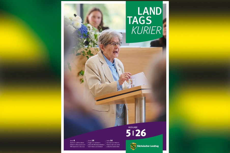 Titelbild des Landtagskuriers: Renate Aris spricht zur Veranstaltung 100 Jahres Sächsischer Landesverband der Jüdischen Gemeinden im Plenarsaal des Landtags.