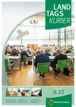 Landtagskurier, Ausgabe 6/22, Titel: Abgeordnete im Plenarsaal während einer Plenarsitzung