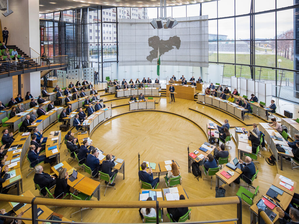 Ansicht auf das Plenum von oben 