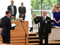 Dr. Matthias Grünberg (r.) is sworn in as President of the Saxon Consitutional Court after his election by President oft he State Parliament Dr. Matthias Rößler