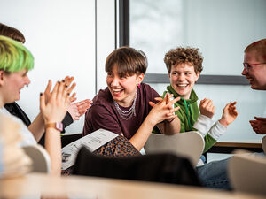 Jugendliche lachen bei einer Jugendveranstaltung im Landtag