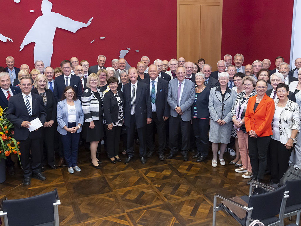 Gruppenbild von Mitgliedern der VeMdL aim Großen Saal des Ständehauses