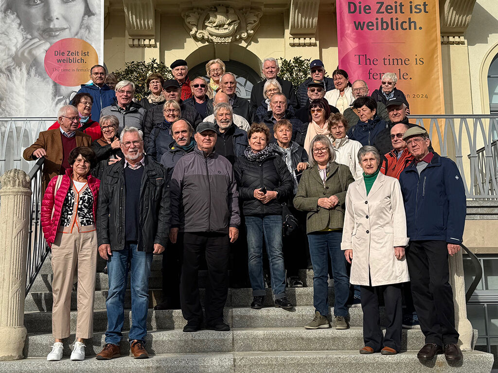Gruppenbild ehemalliger Abgeordneter vor dem Uhrenmuseum in Glashütte