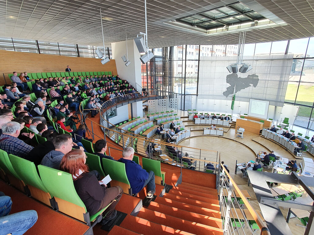 Auf der Besuchertribüne sitzen viele Gäste, im Plenum findet eine Anhörung mit einigen Teilnehmern statt.