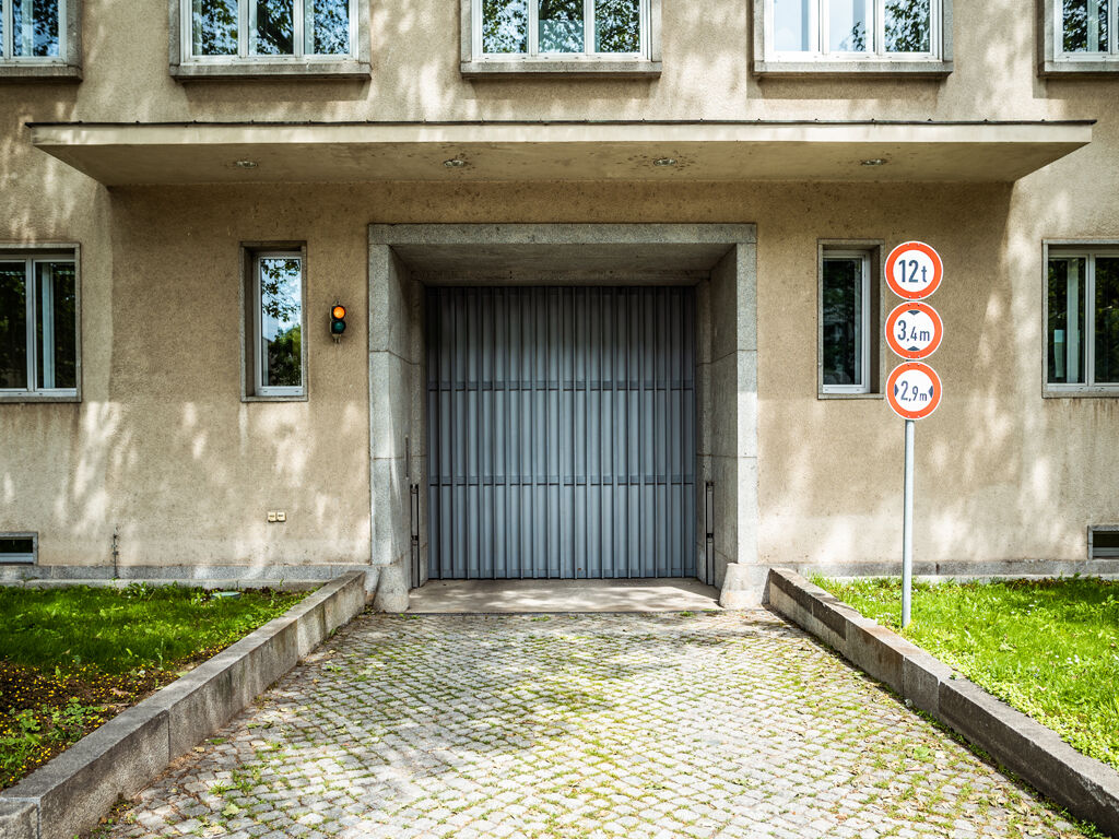 Die Zufahrt für Lieferanten am Altbau des Landtags.