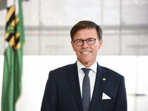Landtagspräsident Dr. Matthias Rößler, Porträt vor Sachsenflagge
