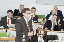 Lars Rohwer stellt im Plenum eine Zwischenfrage.