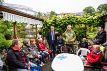 Klaus Bartl im Gespräch mit Mitgliedern der Kleingartensparte 