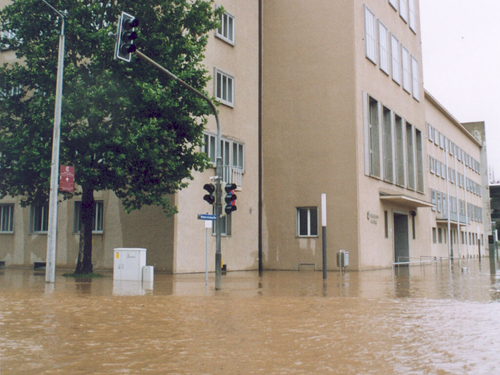 Der Altbaueingang von außen zur Hochwasser Katastrophe 2002.