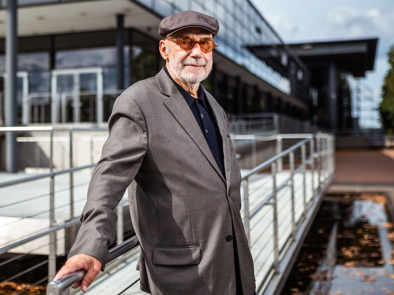 Landtagsarchitekt Prof. Peter Kulka steht vor dem Landtag.