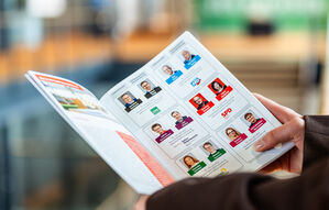 Aufgeschlagene Broschüre mit einer Übersicht der Fraktionsspitzen des 8. Sächsischen Landtags