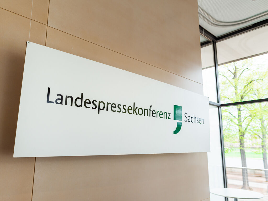 Auf einem Schild steht: Landespressekonferenz Sachsen.