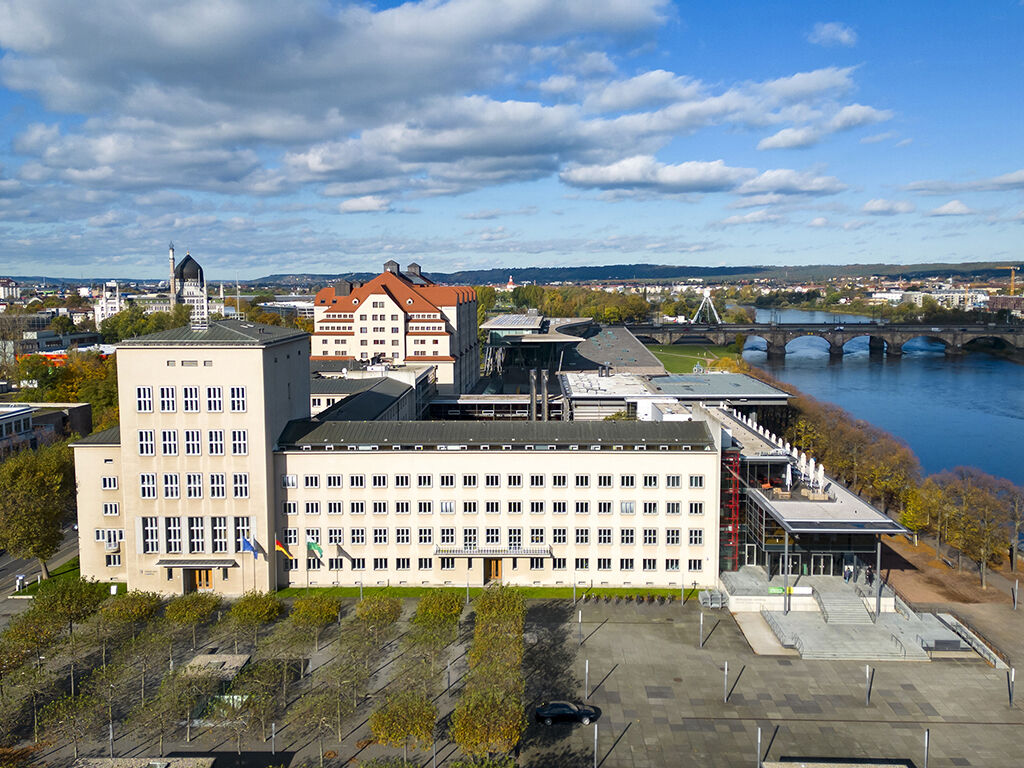 Eine Luftaufnahme zeigt das Landtagsgebäude von oben.