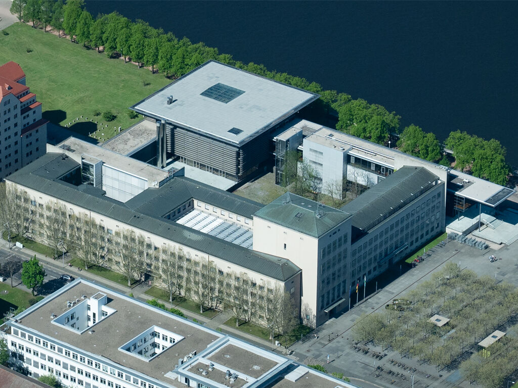 Eine Luftaufnahme zeigt das Landtagsgebäude von oben.
