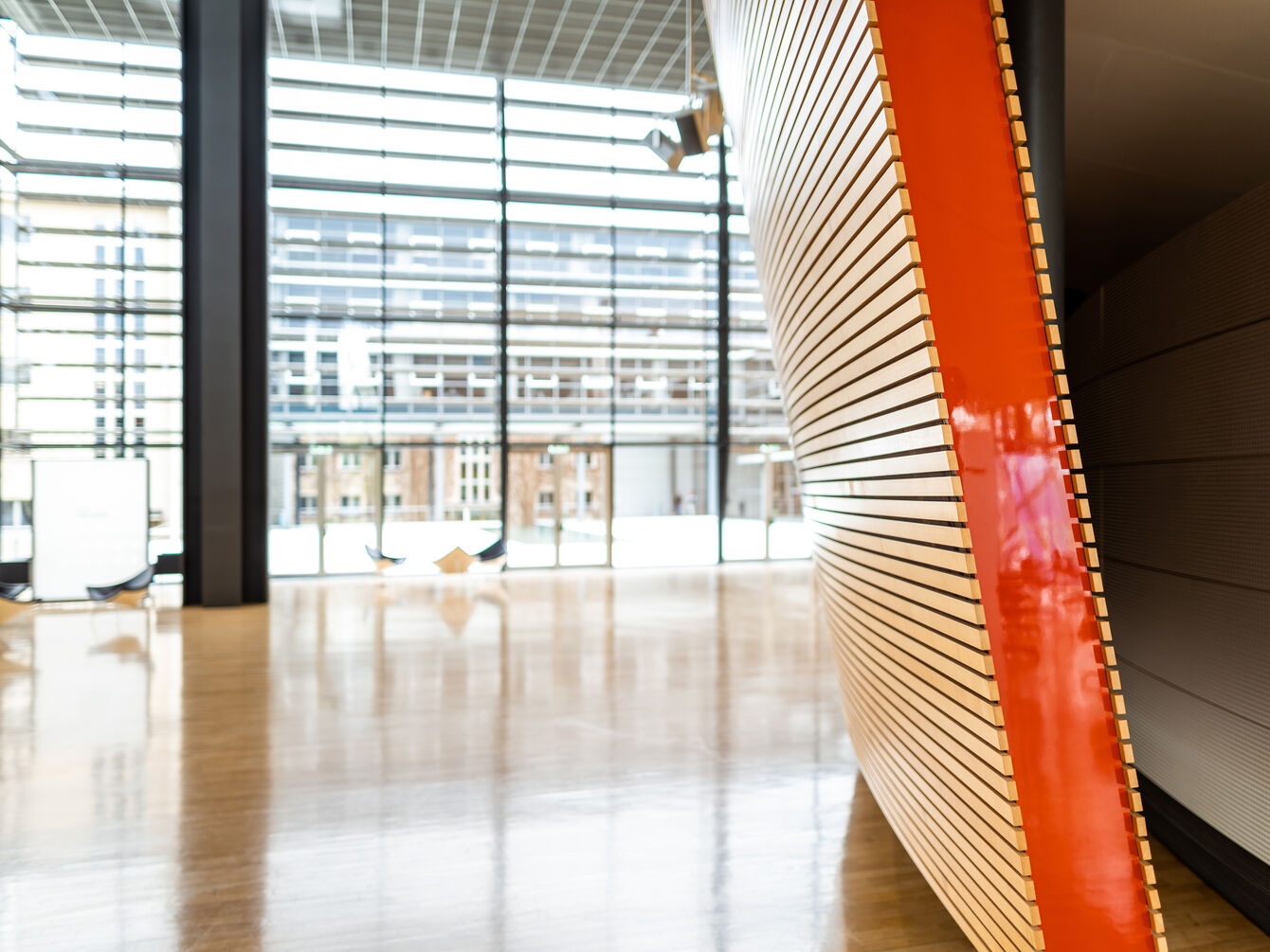 Lobby mit Trennwand und Blick in den Innenhof des Landtags