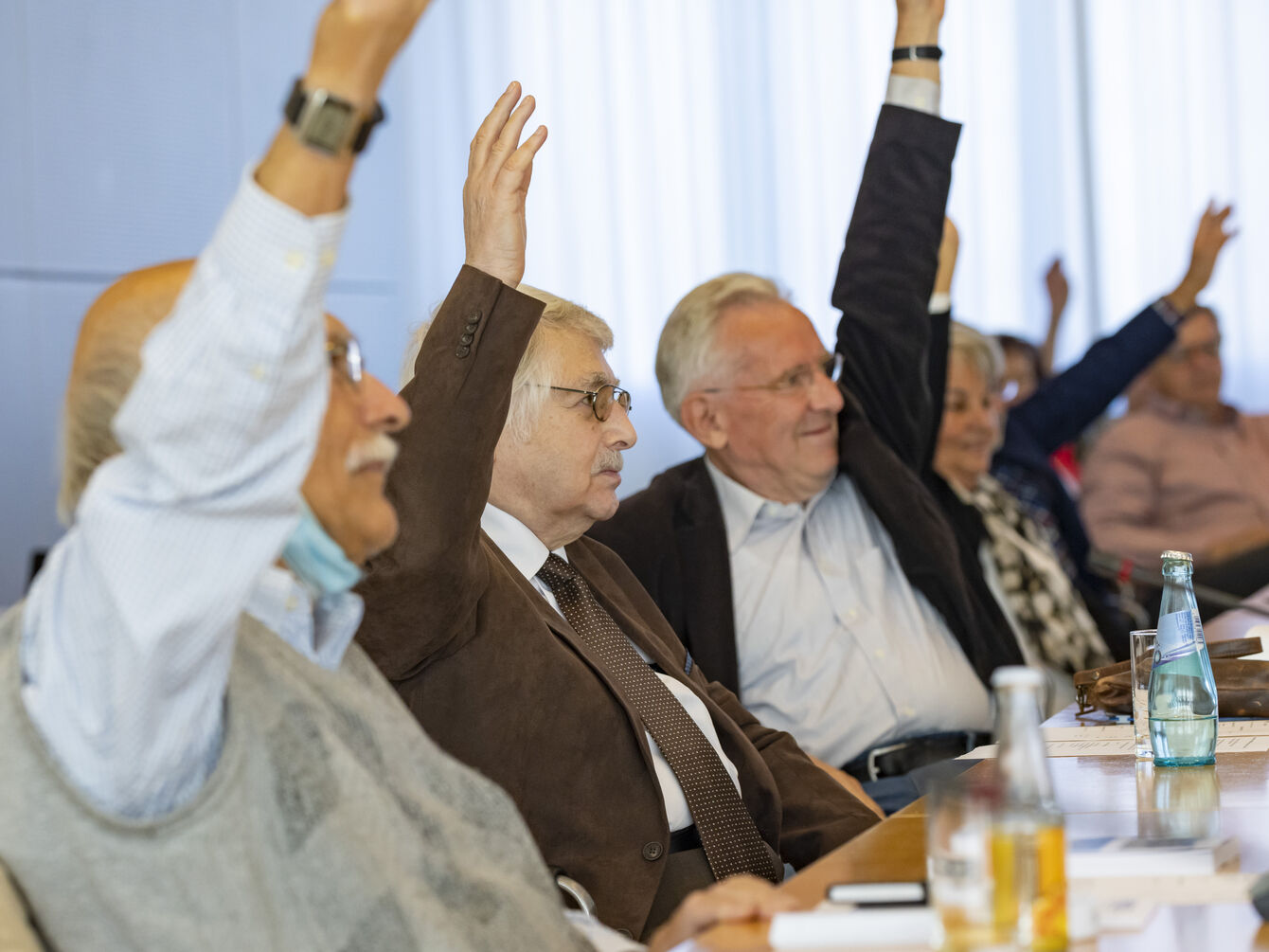 Mitglieder der VeMdL heben die Hände zur Abstimmung während einer Vorstandswahl