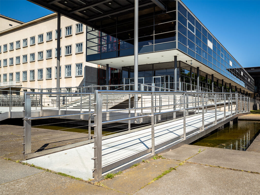 Die Rampe am Eingang des Landtag-Neubaus für einen barrierefreien Zugang.