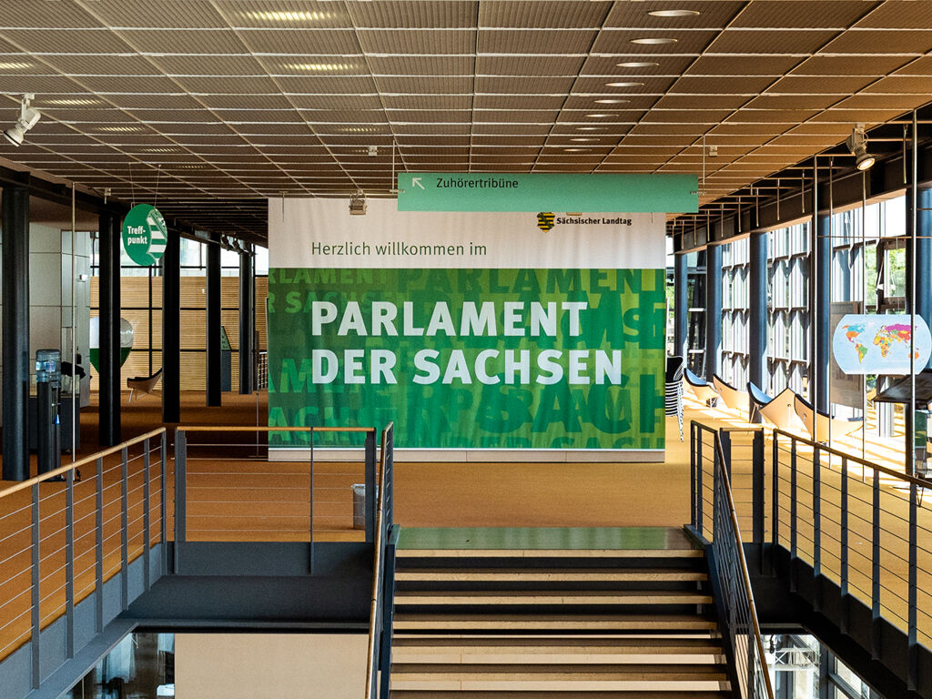 Das Bürgerfoyer im Landtag mit Ausstellungstafeln und Vitrinen mit Gastgeschenken.