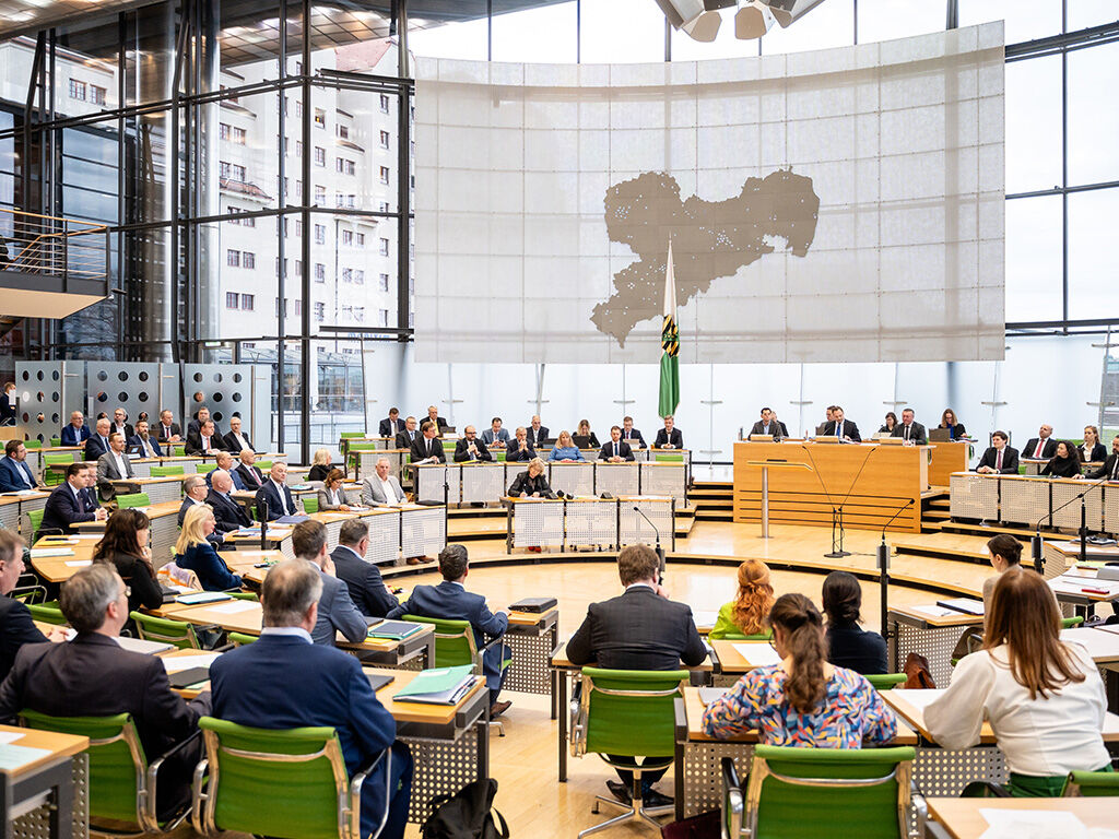 Plenarsaal mit vielen Abgeordneten während einer Plenarsitzung